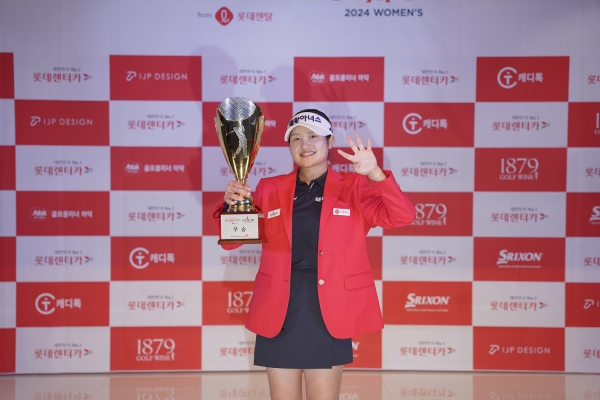 지난 18일, 2024 롯데렌탈 롯데렌터카 GTOUR WOMEN’S’ 5차 대회 우승자 홍현지가 경기 종료 후 세레모니를 하고 있다.
