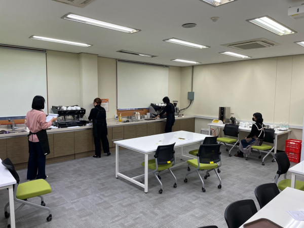 응시자가 바리스타 실기시험을 치르고 있다.