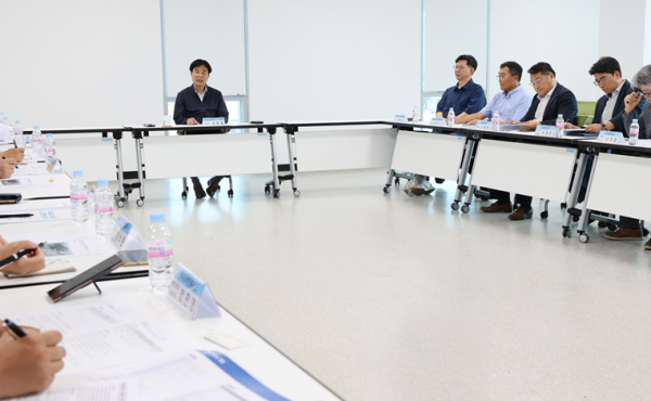 김형렬 행복청장(정중앙)이 공동캠퍼스 종합점검회의에서 개교 준비상황을 최종 점검하고 있다