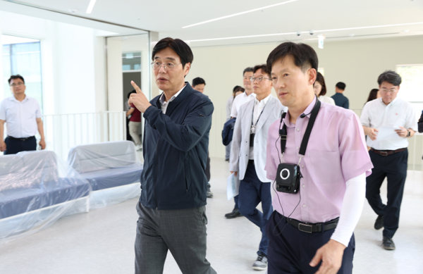 김형렬 행복청장(앞줄 좌측 첫 번째)이 공동캠퍼스 종합점검회의에서 개교 준비상황을 최종 점검하고 있다