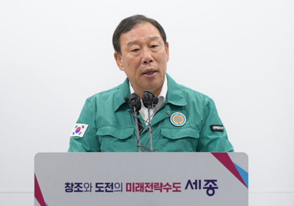 브리핑 하는 최민호 세종시장