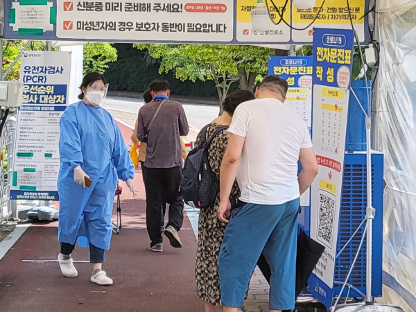 선별진료소에서 시민들이 코로나19 검사를 받기 위해 대기하고 있는 모습/천안시 제공