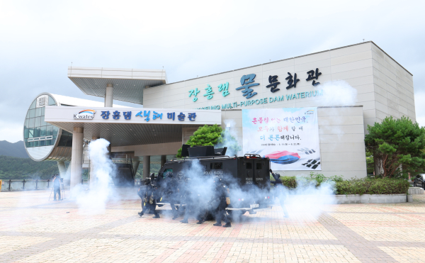 ‘2024 을지연습’의 일환으로 20일 장흥댐 일원에서 군, 경, 소방, 행정기관 등 관계기관과 테러 대응 합동 훈련을 시행하였다.