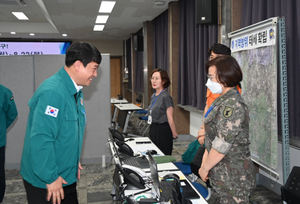 대전중구의회 오은규 의장(사진 왼쪽)이 20일 을지연습 종합상황실을 방문해 직원들을 격려하고 있다.