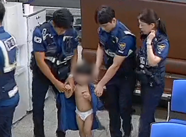 기저귀만 찬 채 집 밖에서 울고 있던 3살 아이를 지구대에 데려와 옷을 입혀주는 경찰