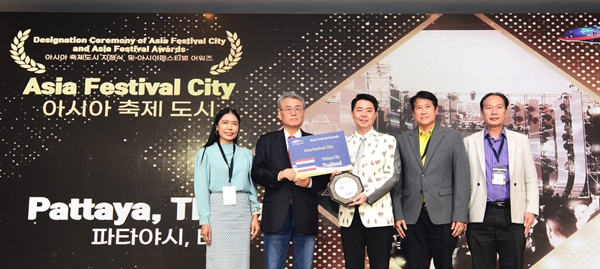 정강환(왼쪽 둘째) 배재대 관광축제한류대학원장이 지난 1월 태국에서 열린 ‘2024 피너클 어워즈 및 축제도시 컨퍼런스’에서 세계문화유산도시 & 야간형 축제 컨퍼런스를 열고 있다. 배재대 제공