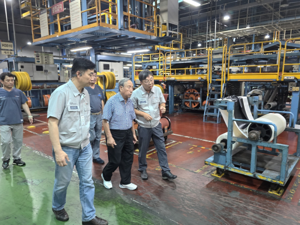 조양래 한국앤컴퍼니그룹 명예회장, 한국타이어앤테크놀로지 금산공장 시찰 모습