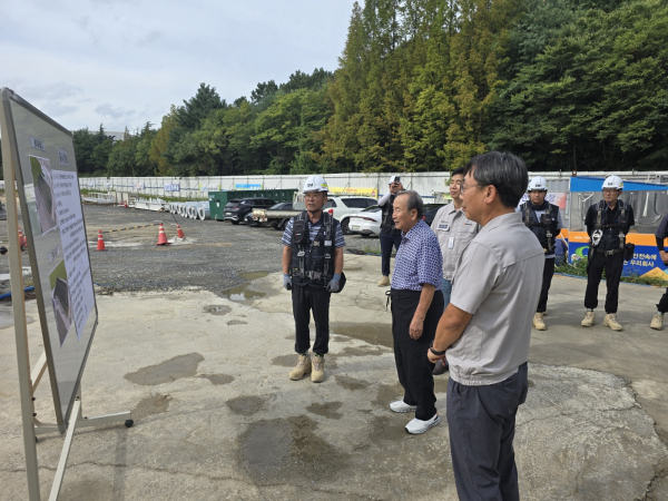 조양래 한국앤컴퍼니그룹 명예회장, 한국타이어앤테크놀로지 금산공장 시찰 모습