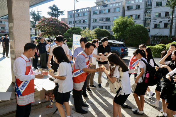 농신보 대전센터, 대전여중에서'아침밥 먹기 캠페인' 진행 모습