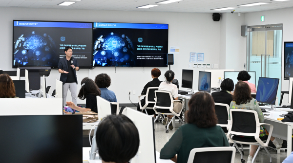 서울시 초중고 교장 등이 윤상혁 교수의 생성형 AI 강연을 듣는 모습