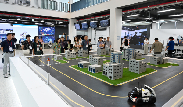 미래형자동차 lab을 견학하는 모습