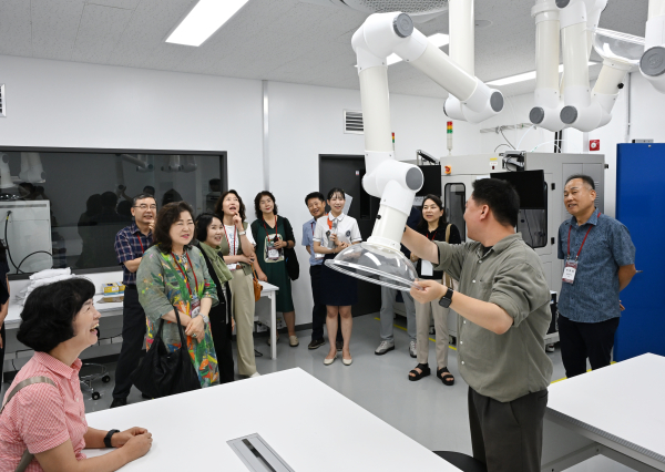 수소연료전지 Lab을 견학하는 모습