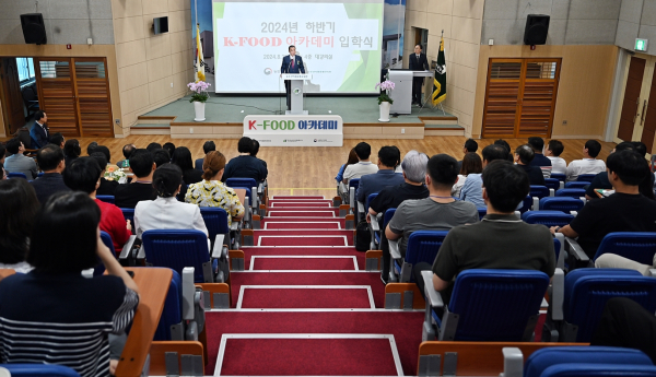 개강 축사와 함께 교육생들을 격려하는 홍문표 사장
