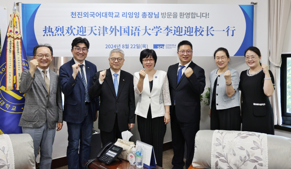 순천향대 김용하 연구산학부총장과 천진외대 리잉잉 신임총장이 접견을 마치고 기념촬영 모습