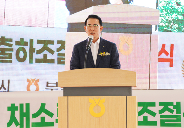 부석면 대두리 281번지 일원에서 진행된 부석농협 채소류 출하조절센터 준공식에서 인사말하는 이완섭 시장