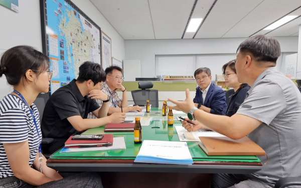 26일 충남도청을 방문한 이주영 부군수 및 태안군·충남도 관계자들.(사진 왼쪽에서 세 번째가 허창덕 도 관광진흥과장, 네 번째가 이주영 부군수)