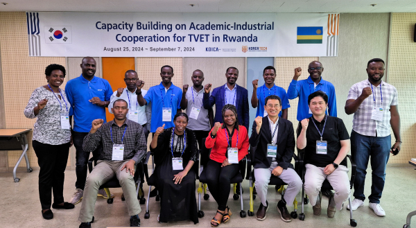 27일 한기대에서 교수들과 르완다 연수생 12명이 단체사진을 촬영하고 있다