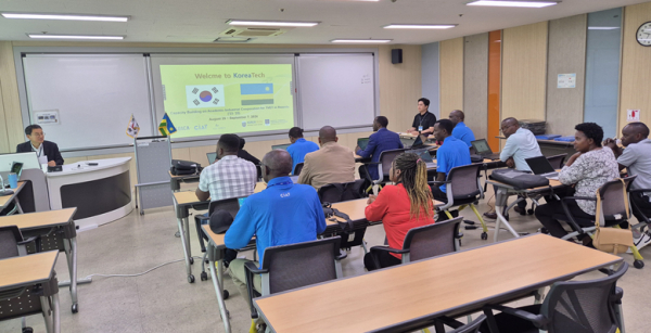 27일 한기대에서 PM 엄기용 교수가 르완다 초청연수를 진행하고 있다.