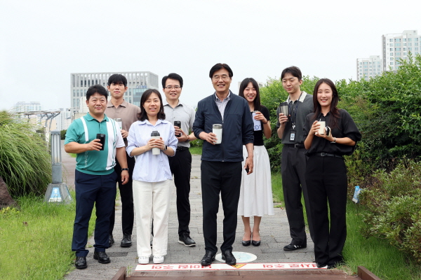 김형렬 행복청장(오른쪽에서 네번째)이 취임 1주년을 맞아 직원들과 소통간담회를 갖은 후 기념쵤영을 하고 있다.