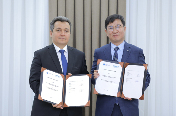 성장훈 사장(오른쪽)은 우즈베키스탄 디지털기술부 세르조드 셰르마토프 장관과 지난 27일 우즈베키스탄 디지털기술부에서 업무협약을 체결했다.