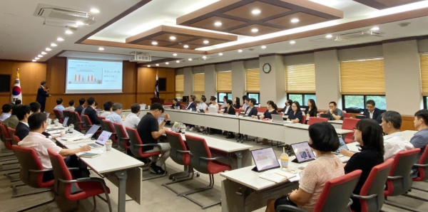 지난 27일, 유길상 한국기술교육대 총장이 보직자를 대상으로 교육하는 모습