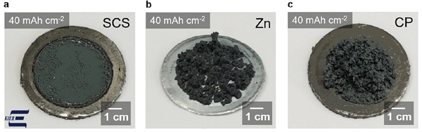 아연 전극(b)와 카본전극(c)에 비해 증착이 균일한 개발전극(a)