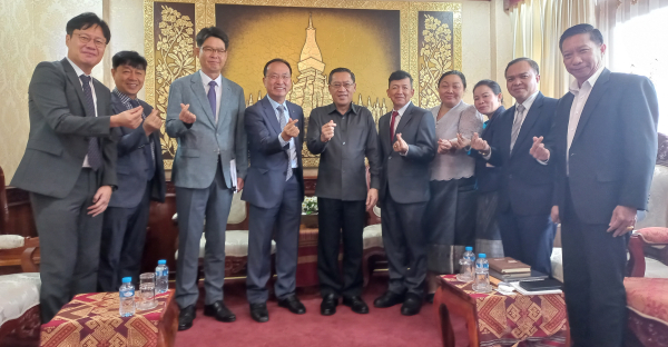 지난 28일, 라오스 수도 비엔티안에서 포싸이 사야손(Phosay Sayasone, 왼쪽 다섯 번째) 라오스 에너지부 장관과 에너지 분야 협력 방안을 논의했다. 사진은 서규석 서부발전 사업부사장(왼쪽 네 번째) 등 서부발전 관계자들과 라오스 에너지부 관계자들이 기념촬영