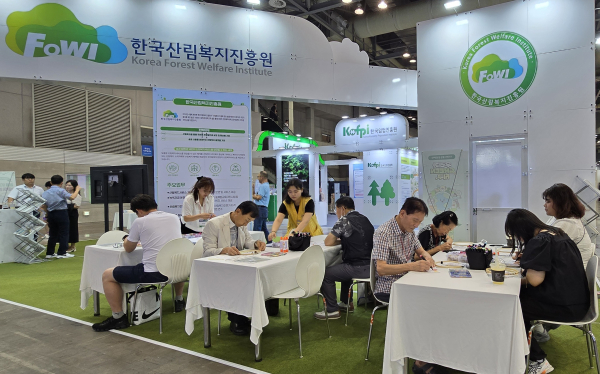 2024 대한민국 목재산업박람회에서 방문객들이 국립대전숲체원의 산림복지프로그램을 체험하고 있다.