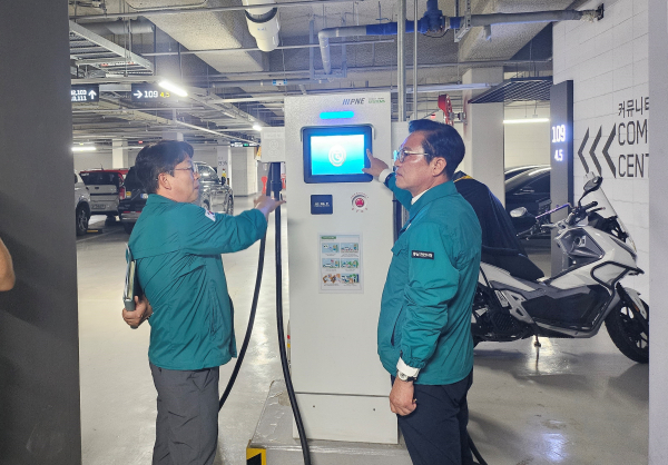 김석필 천안시 부시장(오른쪽)이 공동주택 지하주차장 전기차 충전시설을 점검하고 있다./천안시 제공