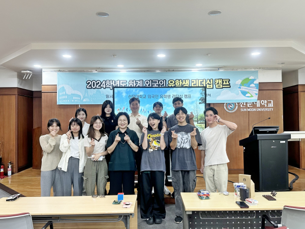 캠프에 참여한 학생들이 기념촬영을 하고 있다.