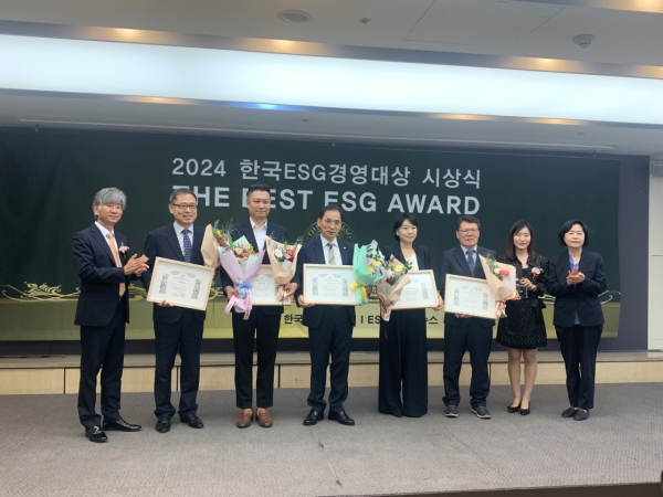 2024 한국ESG경영대상 ‘The Best ESG’시상식을 마치고 한국ESG위원회 윤재은 이사장(왼쪽 첫번째), 한국조폐공사 고은영 성과관리처장(왼쪽 다섯번째)이 기념촬영