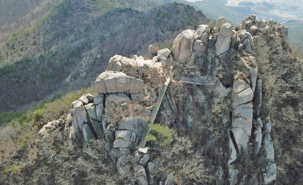 현재 팔봉산 3봉 정상부 진입 시설물 모습