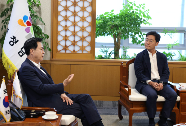 김태흠 충남지사와 이승찬 계룡건설 회장이 환담하고 있다.