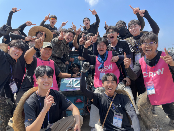 한국기술교육대 자.연.인 팀 학생들이 24년 대학생 자작자동차대회 수상 직후 환호하는 모습