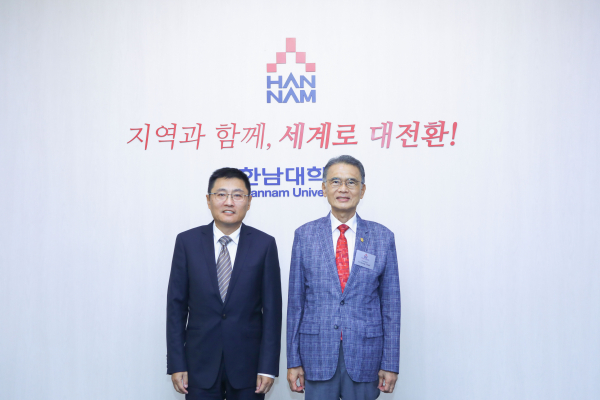 중국 상해대학 루챈(LU Zhen) 과학기술발전센터 센터장과 한남대 이승철 총장 기념사진