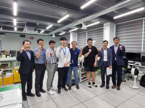 김지철 교육감이 아산스마트팩토리마이스터고 방문해 전국기능경기대회에서 우수한 성적을 거둔 학생선수들을 축하했다.