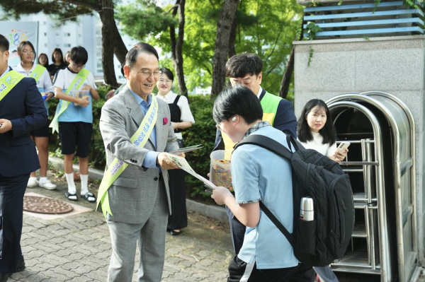 박상돈 천안시장, 성폭력·학교폭력 예방 등굣길 캠페인 진행 모습