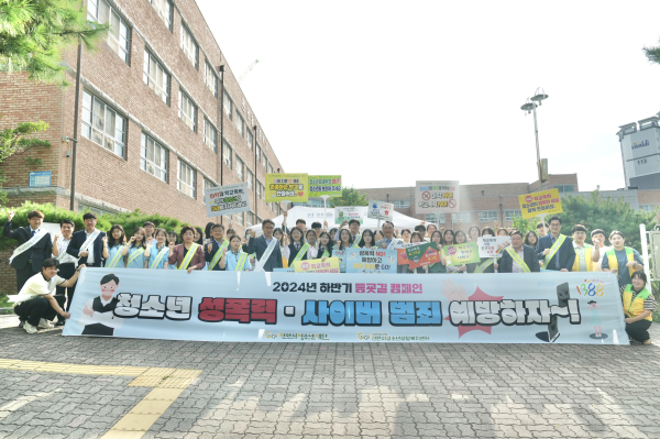 박상돈 천안시장, 성폭력·학교폭력 예방 등굣길 캠페인 진행  단체사진