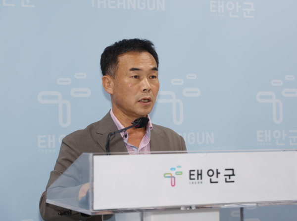 4일 군청 브리핑실에서 정례브리핑 중인 김성호 수산과장.