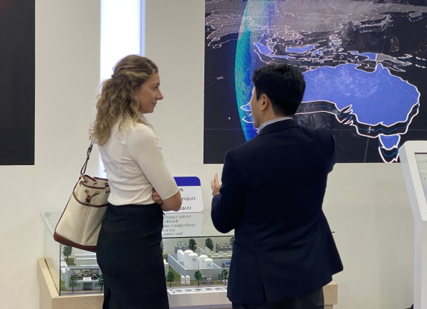 사진은 서부발전 관계자가 관람객에서 신재생에너지 발전 현황을 소개하는 모습