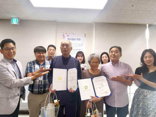 충청남도시각장애인복지관 「검정고시대비반」합격증서 전달식 진행 후 단체 사진 (충청남도시각장애인복지관 제공)