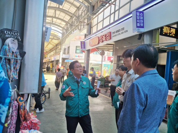 5일 김석필 천안시 부시장이 천안역전시장을 찾아 안전점검을 실시하고 있다.