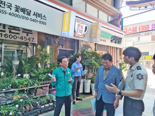 5일 김석필 천안시 부시장이 천안역전시장을 찾아 안전점검을 실시하고 있다.