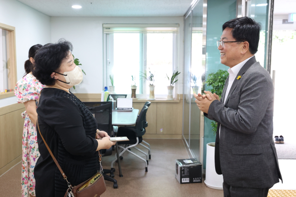 최교진 교육감과 직원들이 민족 고유의 대명절인 추석을 앞두고 5일 금남면 소재 요양원을 방문하여 위문품을 전달했다.