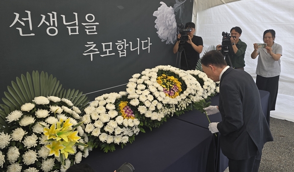 헌화하는 설동호 교육감