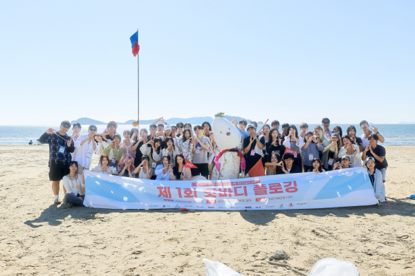 지난 7일 남면 마검포 해변에서 플로깅을 진행 중인 참여자들.
