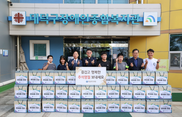 설동호 교육감, 사회복지시설 방문하여 위문품 전달 모습