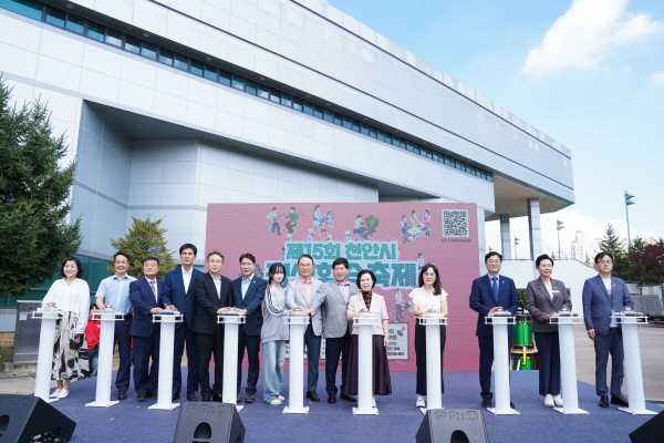 지난 7일 유관순체육관 일원에서 ‘제15회 천안시 평생학습축제’ 진행 모습