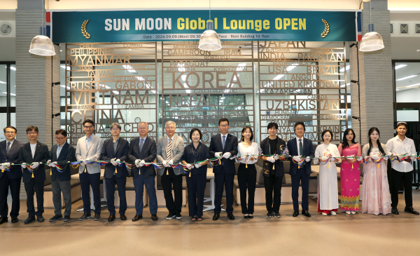 선문대 글로벌라운지 오픈 테이프커팅식이 진행중이다