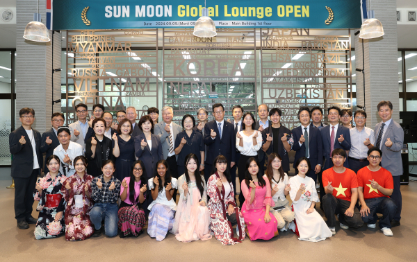 선문대 글로벌라운지 오픈식 참석자들이 기념 촬영을 하고 있다.